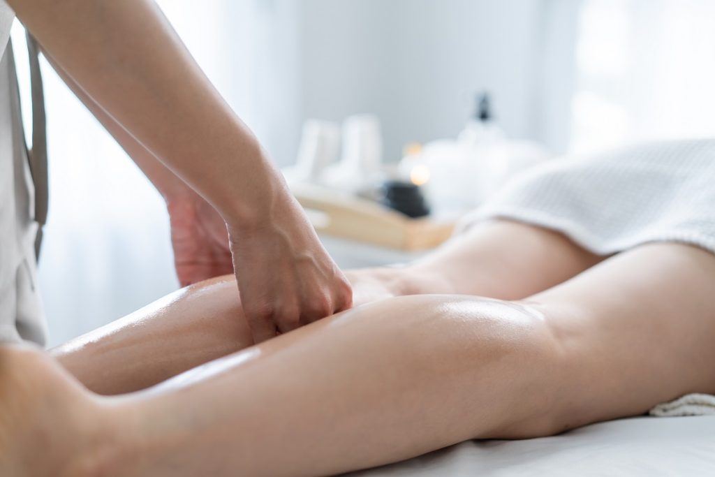 Drenaje brasileño en Sevilla con masaje en piernas para sensación de ligereza